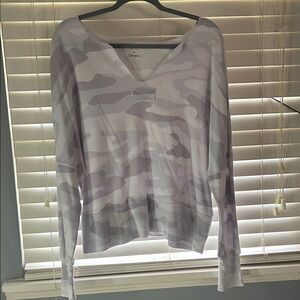 Arizona Jean Company Light Gray Camo V-Neck Long Sleeve Top